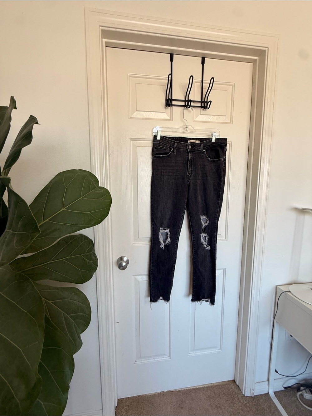 Levi's Black Distressed Cropped Ankle Jeans